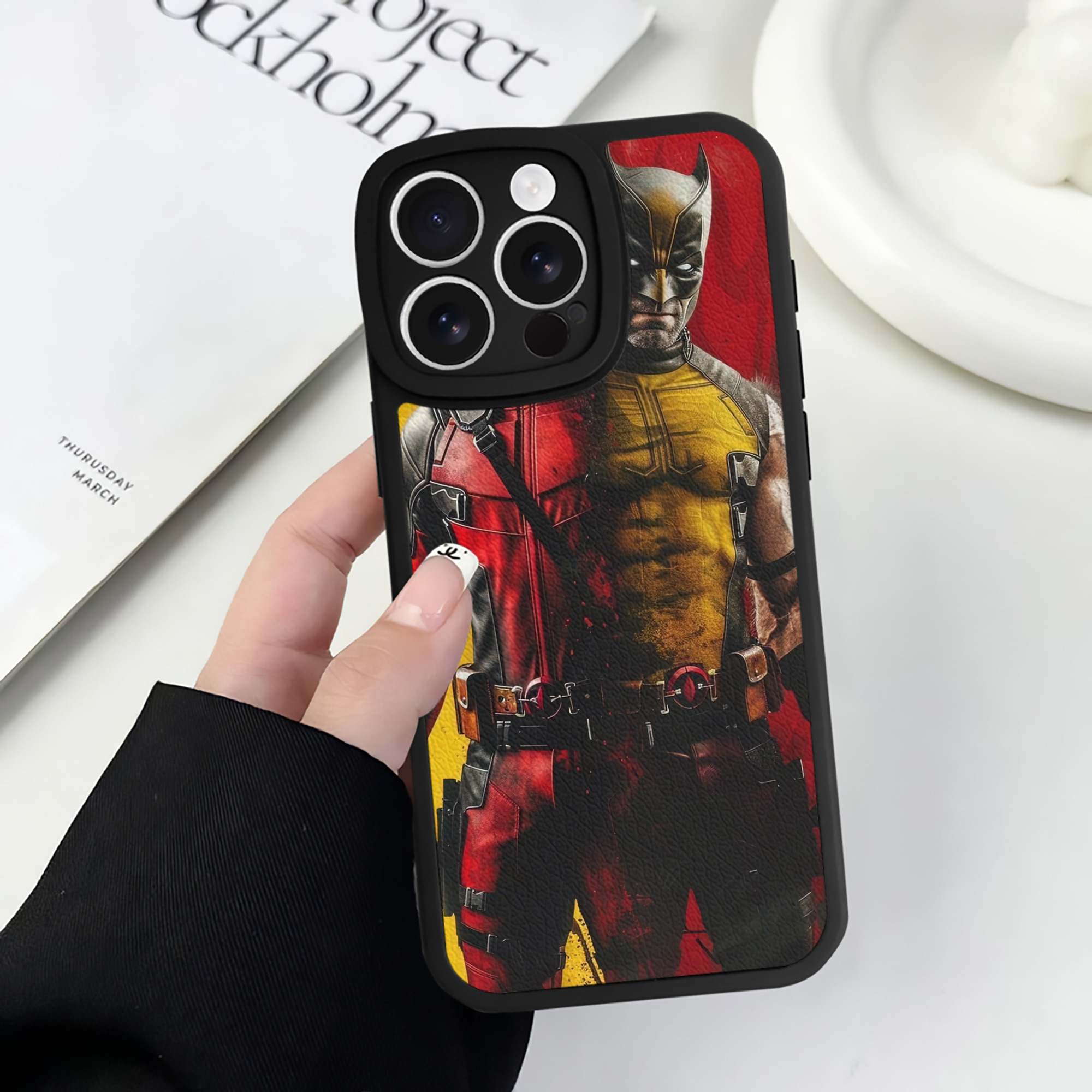 （画像用） Deadpool デッドプール 【iPhone 16シリーズ対応】シリコンスマホケース（レザー調） 材質：シリコン